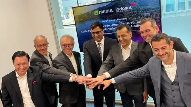 President Director and Chief Executive Officer IOH, Vikram Sinha dan Senior Vice President of Telecom NVIDIA, Ronnie Vasishta menandatangani MoU tentang pembentukan lanskap teknologi Indonesia di MWC 2024, Barcelona. Credit: IOH