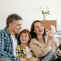 Ilustrasi keluarga yang sedang berkumpul bersama (Sumber: Pexels.com/MART PRODUCTION)