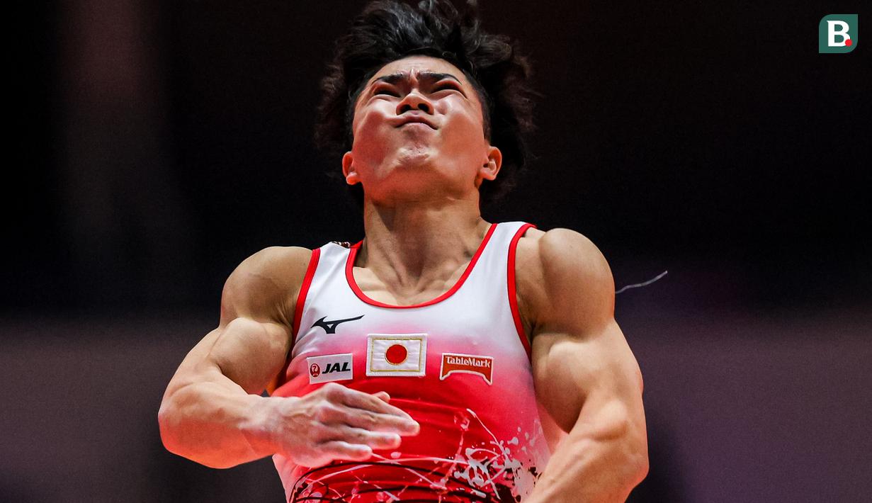 Pesenam putra Jepang, Tomoharu Tsunogai beraksi dalam nomor palang horizontal pada babak kualifikasi Kejuaraan Dunia Gimnastik 2025 di Indonesia Arena, Senayan, Jakarta, Minggu (19/10/2025). (Bola.com/Bagaskara Lazuardi)