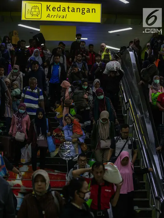 Pemudik berjalan menuju pintu kedatangan setibanya dI Stasiun Gambir, Jakarta, Minggu (9/6/2019). Pada H+4 Lebaran yang merupakan puncak arus balik lebaran, sebanyak 78.249 orang tiba di Jakarta melalui Stasiun Gambir sejak 6 Juni 2019 sampai dengan hari ini. (Liputan6.com/Faizal Fanani)
