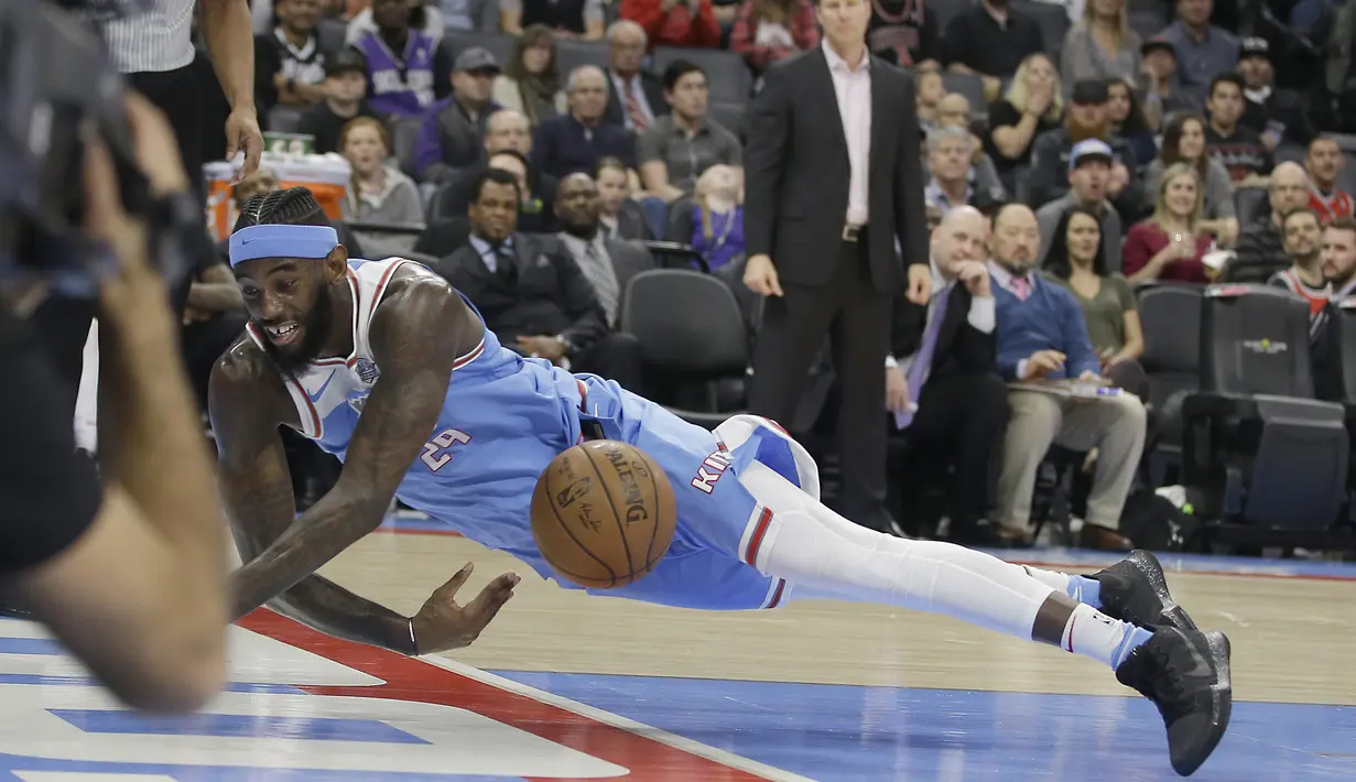 Pemain Sacramento Kings, JaKarr Sampson bersaha menjangkau bola saat melawan Chicago Bulls pada lanjutan NBA basketball game di Golden 1 Center, Sacramento, (5/2/2018). Kings menang  104-98. (AP/Rich Pedroncelli)