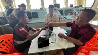 Kantor Imigrasi Kelas II TPI Ranai saat melakukan pemeriksaan keimigrasian atau Clearence terhadap Kapal Asing di Perairan Pulau Sedanau, Kabupaten Natuna, Kepulauan Riau, pada Rabu (28/8/2024). (Liputan6.com/Nasrul Faiz)