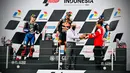 Presiden Joko Widodo memberikan penghargaan untuk CEO Dorna Sports Carmelo Ezpeleta usai laga MotoGP Indonesia 2022 di Sirkuit Mandalika, Lombok, Nusa Tenggara Barat, Minggu (20/3/2022). (Foto: Laily Rachev-Biro Pers Sekretariat Presiden)