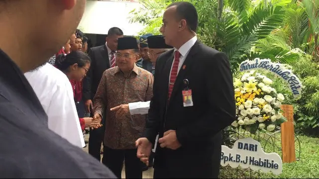 Wakil Presiden Jusuf Kalla melayat ke rumah duka Daoed Joesoef