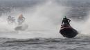 Sejumlah peserta memacu kecepatan pada nomor Pro F1 Open Jetracer Wolrd Championship di Jetski Academi Ancol, Jakarta, Jumat (29/3).  Jetracer Wolrd Championship akan berlangsung hingga Minggu (31/3). (Bola.com/Vitalis Yogi Trisna)
