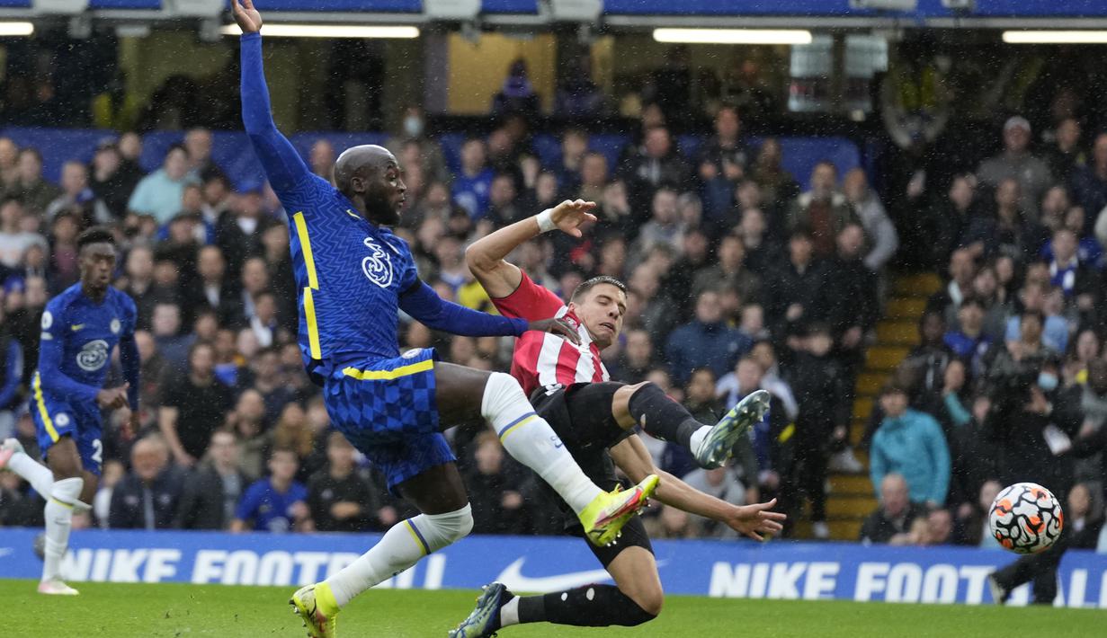 Romelu Lukaku sempat membuat gol pada menit ke-35 namun dianulir karena terlebih dahulu terperangkap offside sebelum menerima umpan dari Antonio Ruediger. (AP/Kirsty Wigglesworth)
