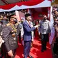 Kapolri Jenderal Listyo Sigit Prabowo mendampingi Presiden Joko Widodo usai upacara peringatan HUT Bhayangkara ke-76 di Akademi Kepolisian (Akpol), Semarang, Jawa Tengah, Selasa (5/7/2022).