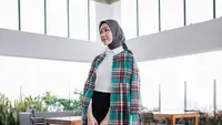 Kemeja putih sangat cantik dipadu padankan dengan outerwear kotak-kotak agar tampil anggun dan profesional. (instagram/vinamaulina)