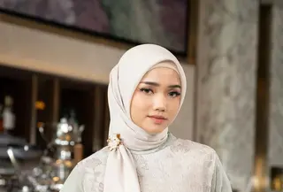 Fuji tampil menawan mengenakan tunik warna sage-beige dengan detail motif minimalis. Tunik bernama Sajna Pleats Tunic Mossy Sage lansiran @heylocal.id  itu ditaksir seharga Rp429 ribu.  [@heylocal.id]