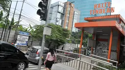 Kondisi Halte Transjakarta Koridor 13 di Tendean yang terdapat coretan pada bagian pintu, Jakarta, Senin (10/7). Belum resmi beroperasi, Halte Transjakarta Koridor 13 sudah menjadi sasaran tangan-tangan tidak bertanggung jawab. (Liputan6.com/Yoppy Renato)