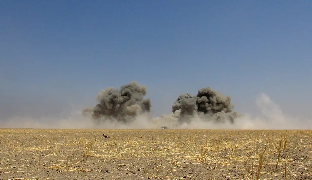 Kepulan asap terlihat setelah sebuah helikopter milik Rusia ditembak jatuh terlihat di wilayah Idlib, Suriah, Senin (1/8). Tiga kru dan dua petugas yang berada di dalam helikopter berjenis Mi-8 itu diperkirakan tewas. (Mohamed al - Bakour/AFP)