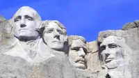 Ukiran 4 wajah presiden AS di Gunung Rushmore. (Wikipedia)