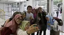 Pelatih Timnas Indonesia, Bima Sakti, foto bersama fans usai memimpin latihan di Universitas Kasetsart, Bangkok, Kamis (15/11). Latihan ini persiapan jelang laga Piala AFF 2018 melawan Thailand. (Bola.com/M. Iqbal Ichsan)