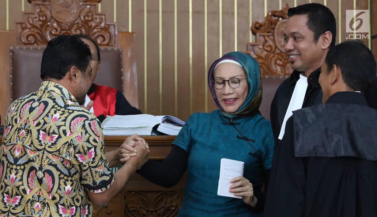 Terdakwa kasus penyebaran berita bohong atau hoaks Ratna Sarumpaet (tengah) bersalaman dengan Presiden KSPI Said Iqbal dalam sidang lanjutan di PN Jakarta Selatan, Selasa (9/4). Said dimintai keterangan oleh jaksa mengenai penganiayaan yang direkayasa Ratna Sarumpet. (Liputan6.com/ImmanuelAntonius)