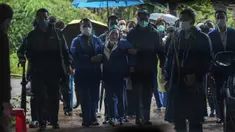Kerabat penumpang China Eastern Airlines menangis saat dikawal dekat lokasi kecelakaan di Desa Shentian, Provinsi Guangxi, China, Kamis (24/3/2022). Area pencarian kotak hitam China Eastern Airlines diperluas. (AP Photo/Ng Han Guan)
