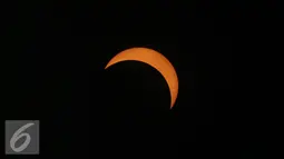 Pemandangan Gerhana Matahari Total (GMT) yang terlihat di Maba, Maluku Utara, Rabu (9/3). Di Maba, piringan matahari tertutup bulan selama 3 menit. Sayangnya, awan mendung bergelayut di depan matahari. (Liputan6.com/Anton William)