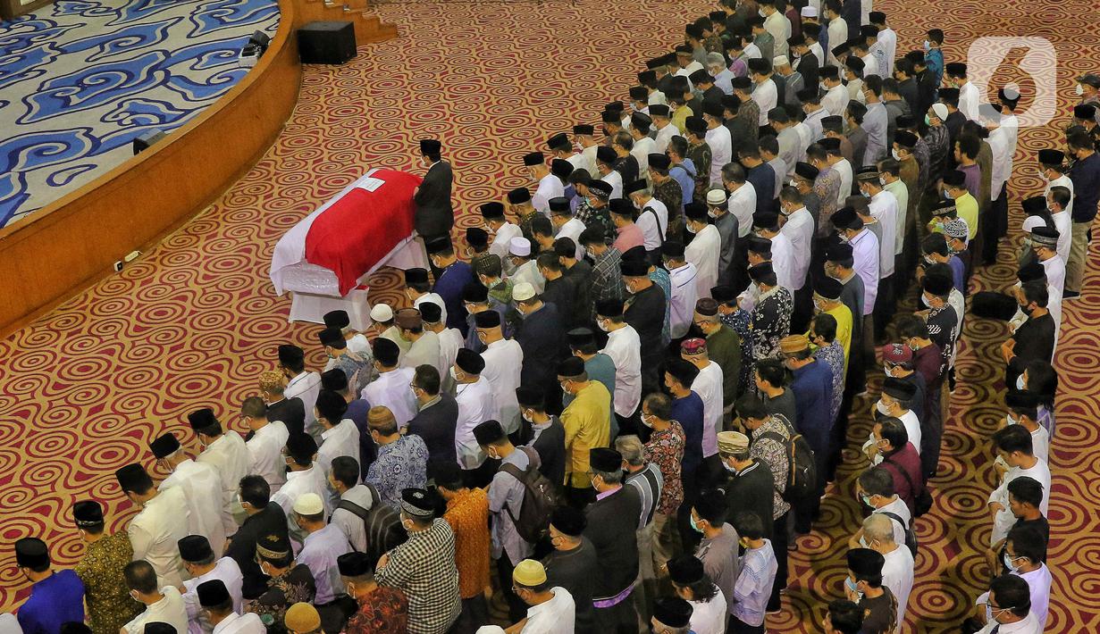 Jenazah Ketua Dewan Pers dan Guru Besar UIN Jakarta Prof Azyumardi Azra saat disalatkan di UIN Jakarta, Selasa (20/9/2022). Usai disalatkan jenazah Azyumardi akan dimakamkan di Taman Makam Pahlawan (TMP) Kalibata, Jakarta pukul 09.00 WIB. (Liputan6.com/Angga Yuniar)
