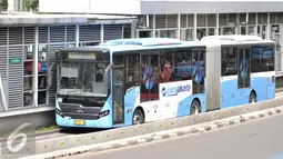 Bus Transjakarta melintas di Jalan Ir H Juanda, Jakarta, Sabtu (19/11). Jam operasional bus Transjakarta diperpanjang hingga pukul 23.00 untuk penuhi kebutuhan aktivitas masyarakat di malam hari. (Liptan6.com/Yoppy Renato)