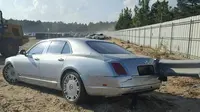 Bentley Mulsanne ini dijual dengan berupa besi pagar pembatas pasca kecelakaan. (Copar)