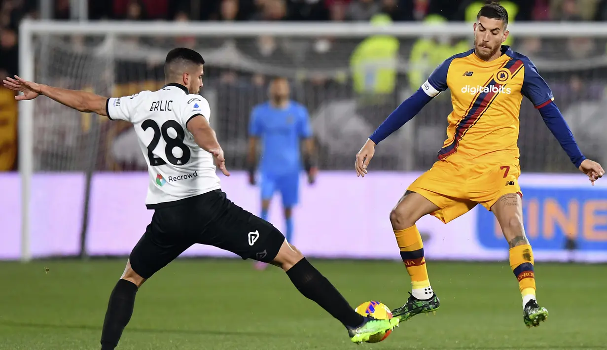 Gelandang AS Roma, Lorenzo Pellegrini berebut bola dengan pemain Spezia, Martin Erlic pada pertandingan lanjutan Liga Serie A Italia di Stadion Alberto Picco di La Spezia, Italia, Senin (28/2/2022). AS Roma menang tipis atas Spezia 1-0. (Tano Pecoraro/LaPresse via AP)