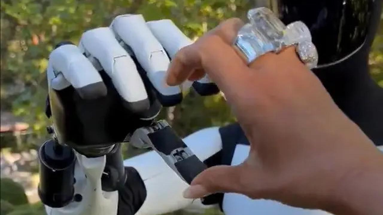 Kim Kardashian Pamerkan Teman Barunya yang Futuristik Robot Tesla Optimus, Ajarkan Bermain Suit Jari