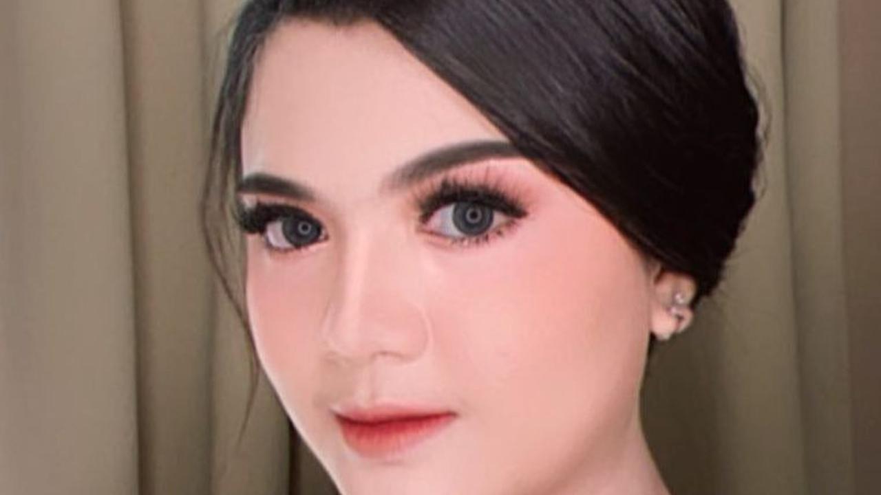 Ia juga aktif di Instagram. Postingannya pun kerap dibanjiri komentar.