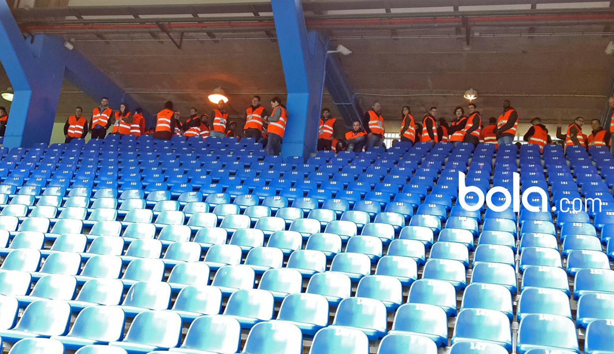 Tim pengamanan Stadion Riazor tengah bersiap jelang laga RC Deportivo La Coruna melawan Barcelona pada laga La Liga Spanyol. (Bola.com/Okky Herman Dilaga)