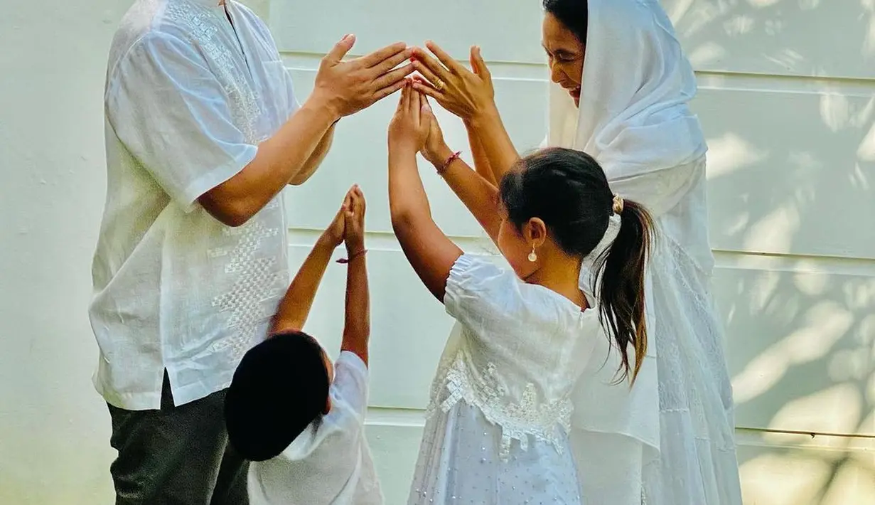 <p>Kompak berbusana serba putih, tampilan menawan keluarga Happy Salma bisa jadi inspirasi. (Foto: Happy Salma/ Instagram).</p>