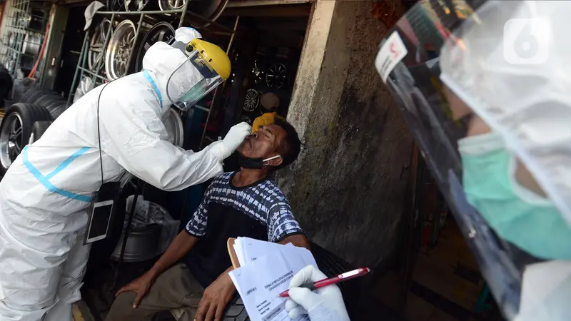 FOTO: Pedagang Pasar Thomas Jalani Tes Swab COVID-19