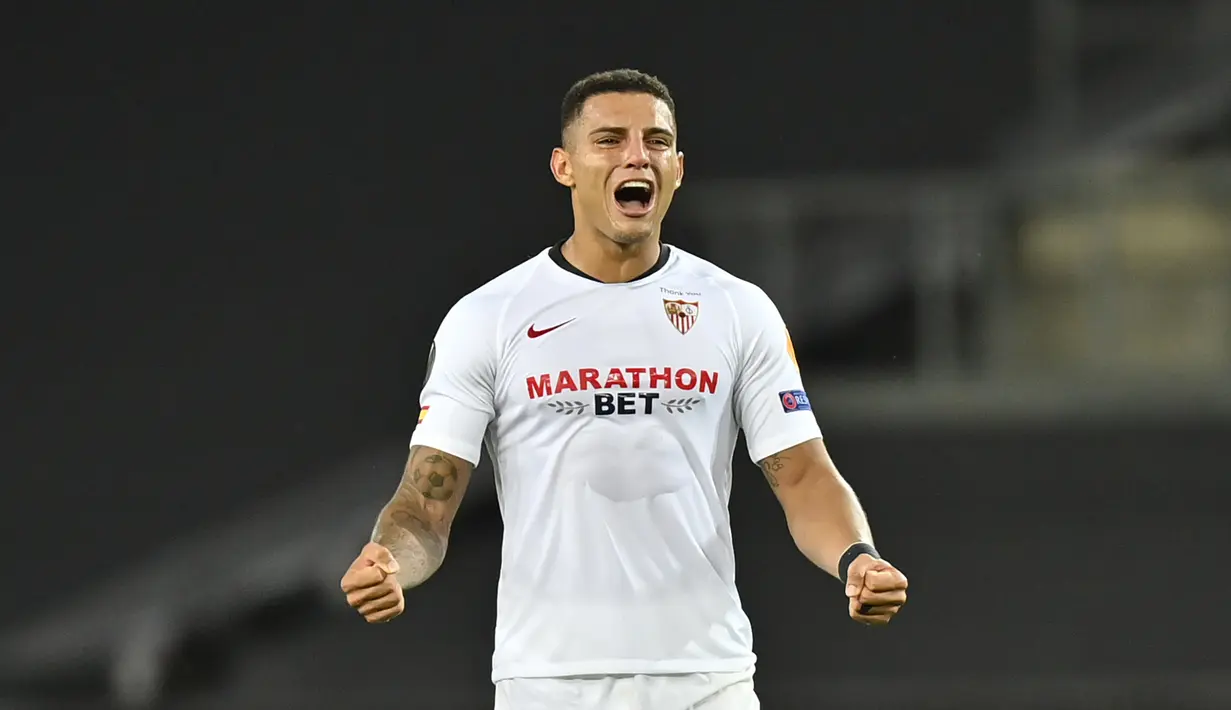 3. Diego Carlos - Ketangguhan Diego Carlos telah terbukti saat membawa Sevilla meraih gelar juara Liga Europa 2019/2020. Pemain asal Brasil ini memiliki kecepatan dan kekuatan yang menjadikannya sebagai bek terbaik yang dimiliki Sevilla saat ini. (AFP/Martin Meissner/pool)
