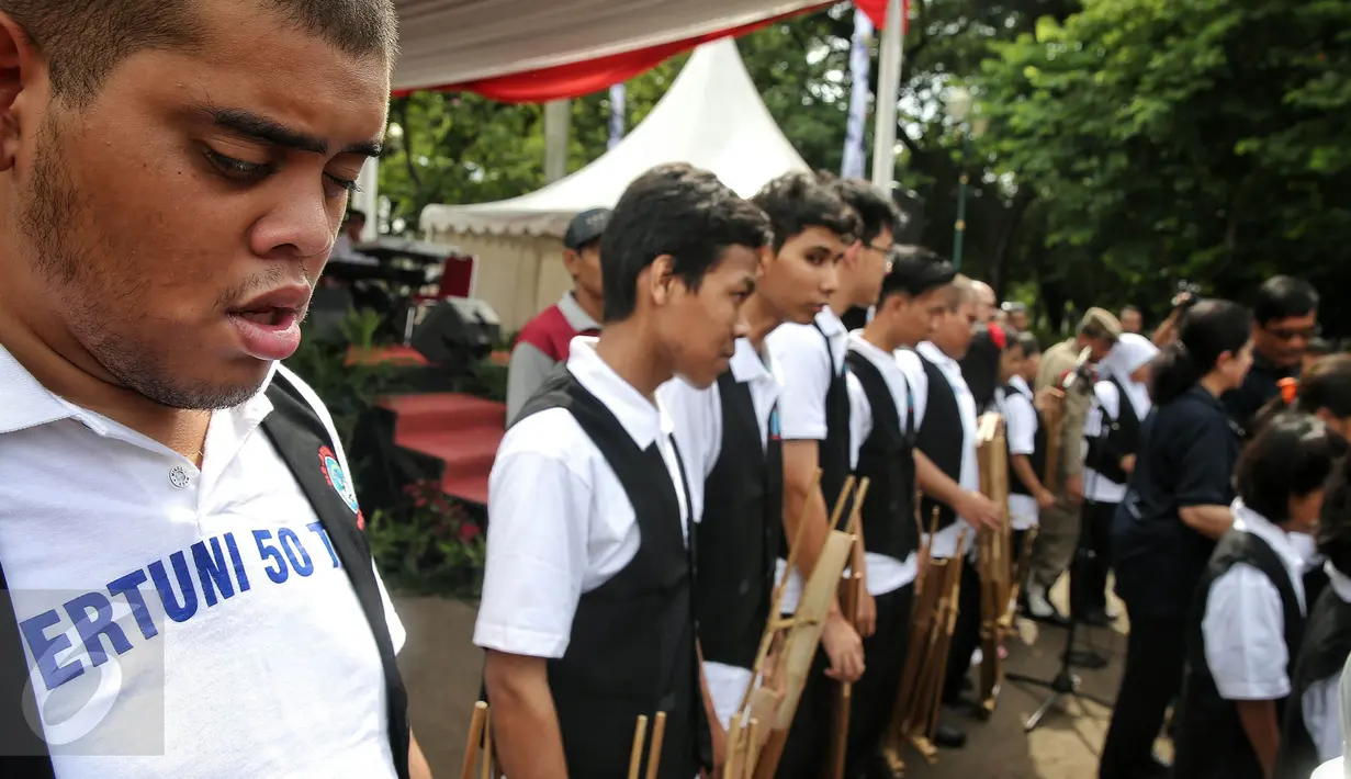 Para siswa penyandang disabilitas memainkan angklung saat Perayaan 50 Tahun Persatuan Tuna Netra Indonesia (Pertuni) 2016, Jakarta, Minggu (31/1/2016). Djarot mendukung para penyandang tunanetra agar dapat bersekolah. (Liputan6.com/Faizal Fanani)