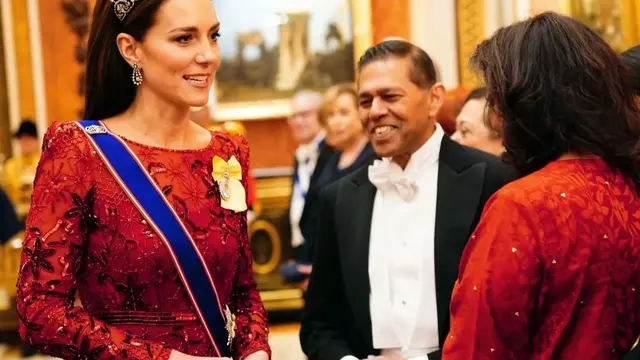 Aura Berkilau di Penampilan Kate Middleton Saat Kenakan Gaun Merah dan Anting Milik Ratu Elizabeth II