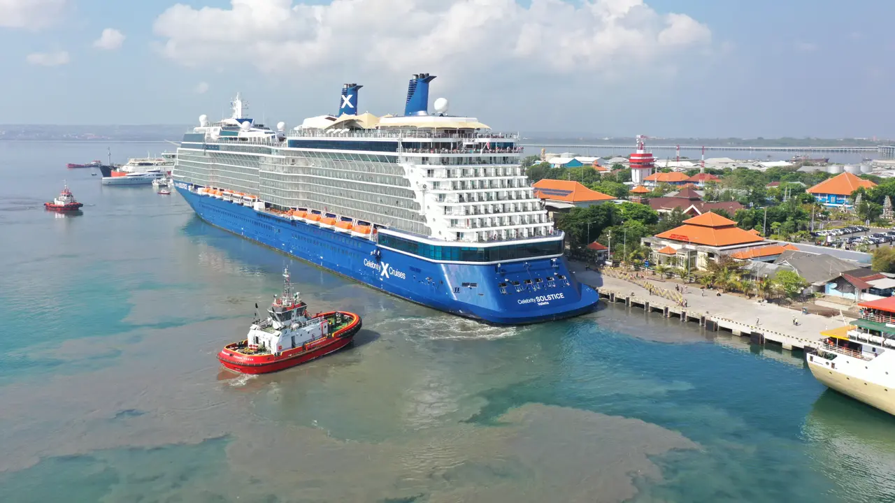 Kapal Cruise Celebrity Solstice.