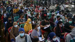 Warga menunggu dalam antrean untuk mendaftar vaksinasi virus corona COVID-19 AstraZeneca di Denpasar, Bali, Sabtu (26/6/2021). Ratusan warga terlihat antusias mengikuti vaksinasi massal tersebut. (SONY TUMBELAKA/AFP)