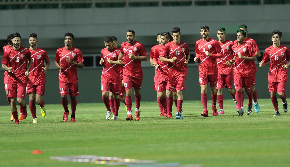 Para pemain Bahrain berlari mengitari lapangan saat uji coba lapangan di Stadion Pakansari, Bogor, (26/4/2018). Bahrain tampil dengan pemain muda pada PSSI Anniversarry Cup 2018 . (Bola.com/Nick Hanoatubun)