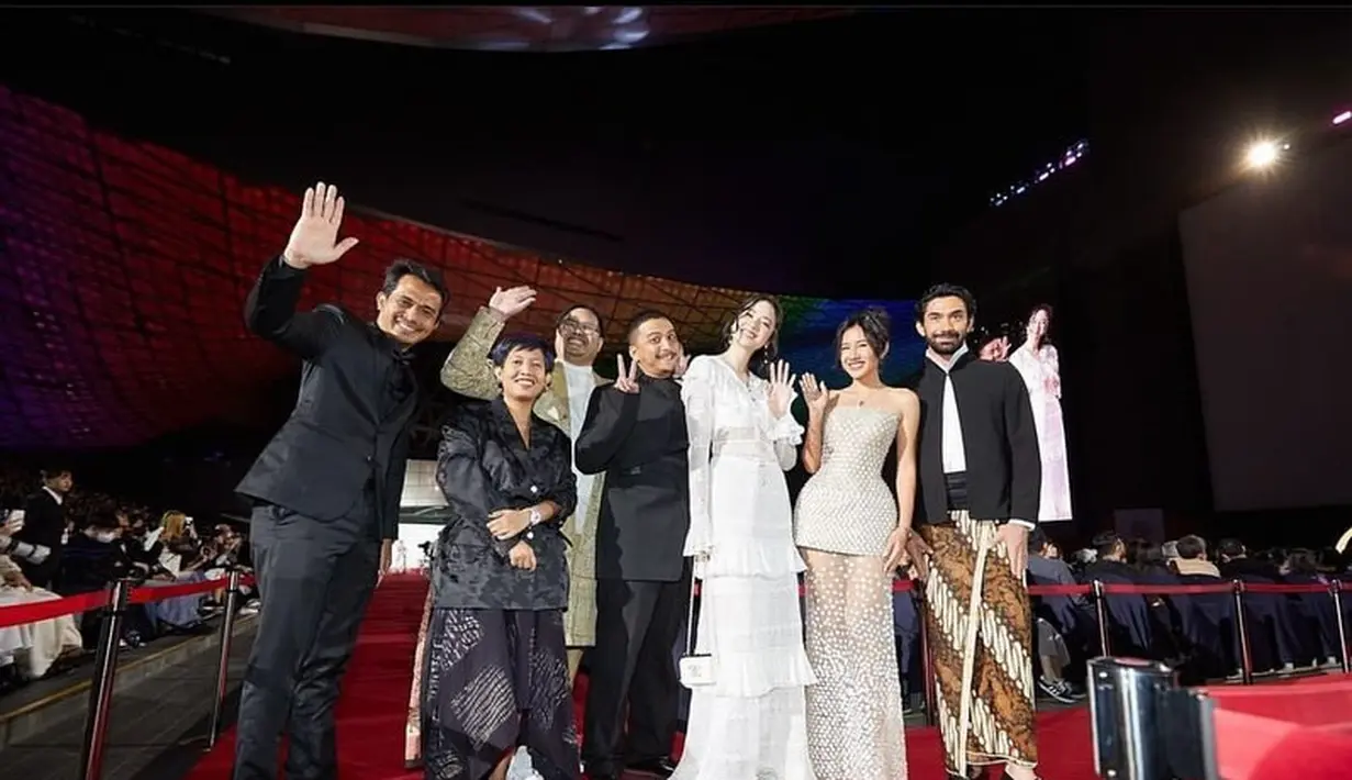 Para aktor dan kreator dari film 24 Bersama Gaspar juga hadir di BIFF. [Foto: Instagram/laurabas]