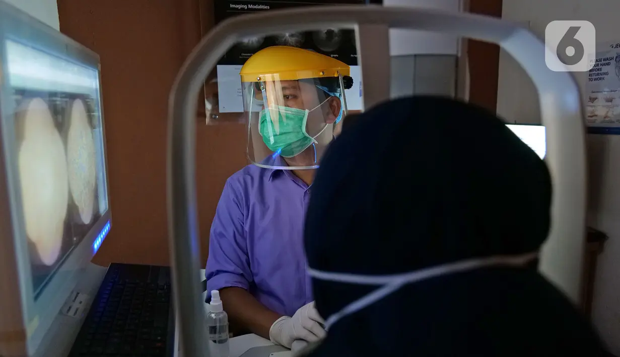 Perawat mengambil gambar saraf mata pasien di RS Mata JEC @ Menteng, Jakarta, Kamis (16/7/2020). JEC memiliki layanan JEC @ Cloud yang memberikan konsultasi kesehatan mata melalui tele-oftalmologi. (Liputan6.com/Herman Zakharia)