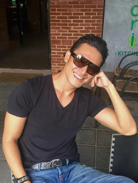 Ditemui di kawasan Darmawangsa, Indra L. Bruggman menceritakan konsep pernikahan yang sudah ada di bayangannya selama ini. Ia ingin pernikahannya digelar dengan cara yang sederhana. (Instagram/indrabruggman)