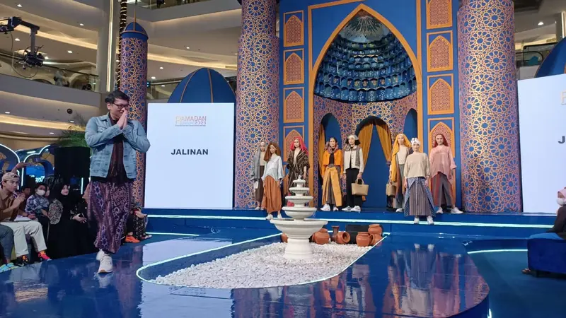 Fashion show Ramadhan Runway menampilkan karya Dave Tjoa. (Liputan6.com/ ist)
