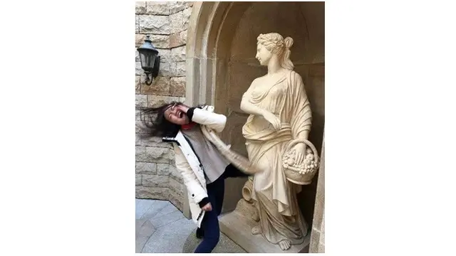 Kelakuan Orang Saat Pose Nyeleneh dengan Patung Ini Bikin Tepuk Jidat