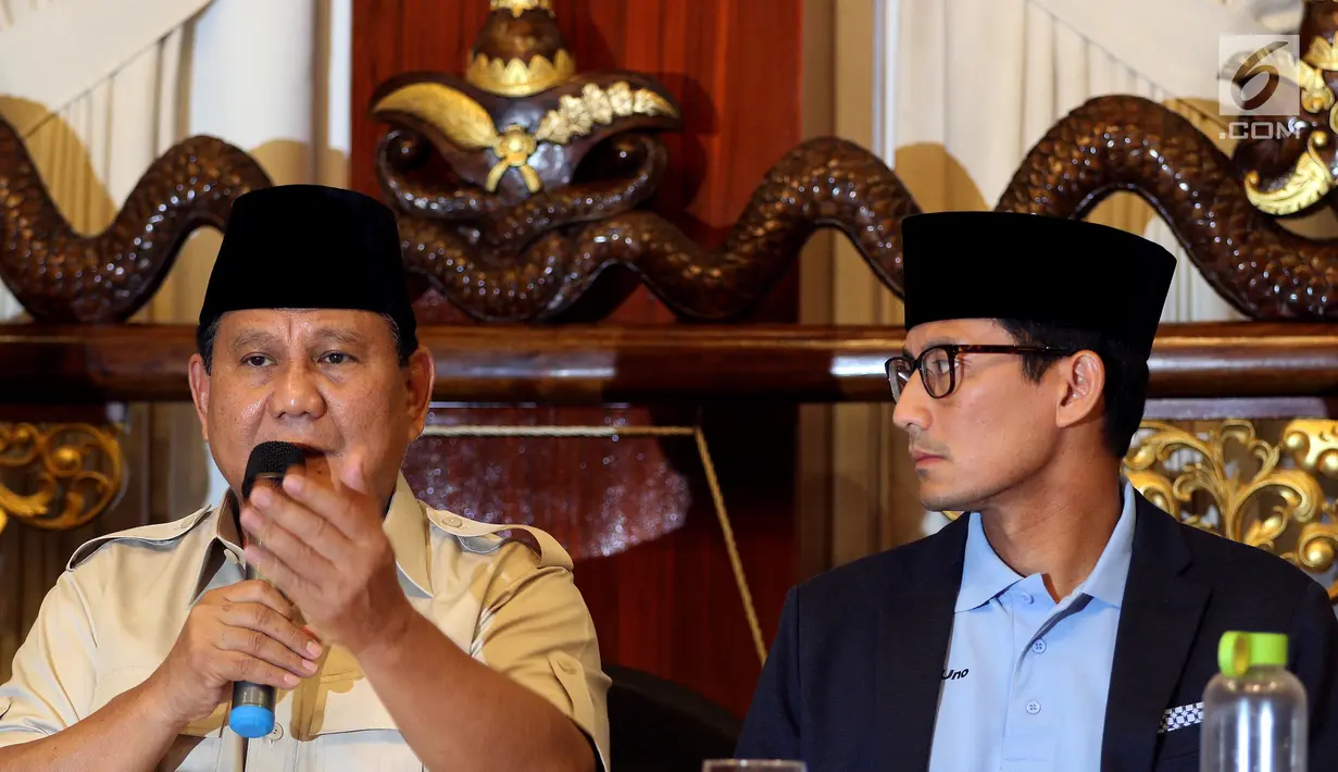 Pasangan bakal calon presiden dan wakil presiden Prabowo Subianto dan Sandiaga Uno mengkritisi kondisi ekonomi dan pelemahan nilai tukar rupiah terhadap dolar Amerika Serikat (AS) di Jalan Kertanegara, Jakarta, Jumat (7/9). (Liputan6.com/Johan Tallo)