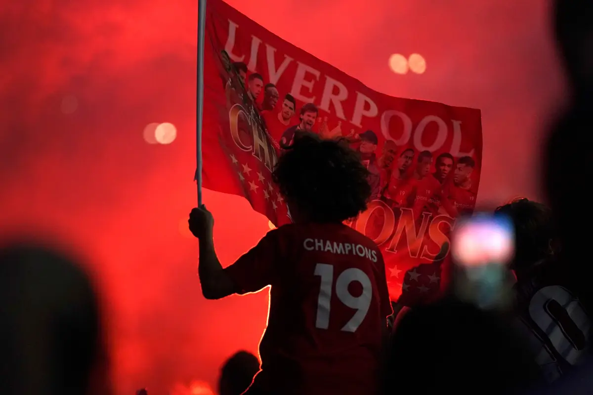 Liverpool Juara Liga Inggris, Fans Merahkan Langit Anfield