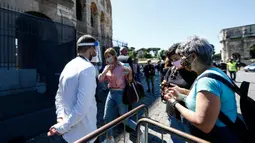 Para pengunjung mengantre untuk mengunjungi bangunan kuno Colosseum saat pembukaan kembali di Roma, Italia, Senin (1/6/2020). Monumen Colosseum yang ditutup sejak 8 Maret 2020, telah dibuka kembali dengan beberapa pembatasan akses bagi pengunjung. (Cecilia Fabiano/LaPresse via AP)