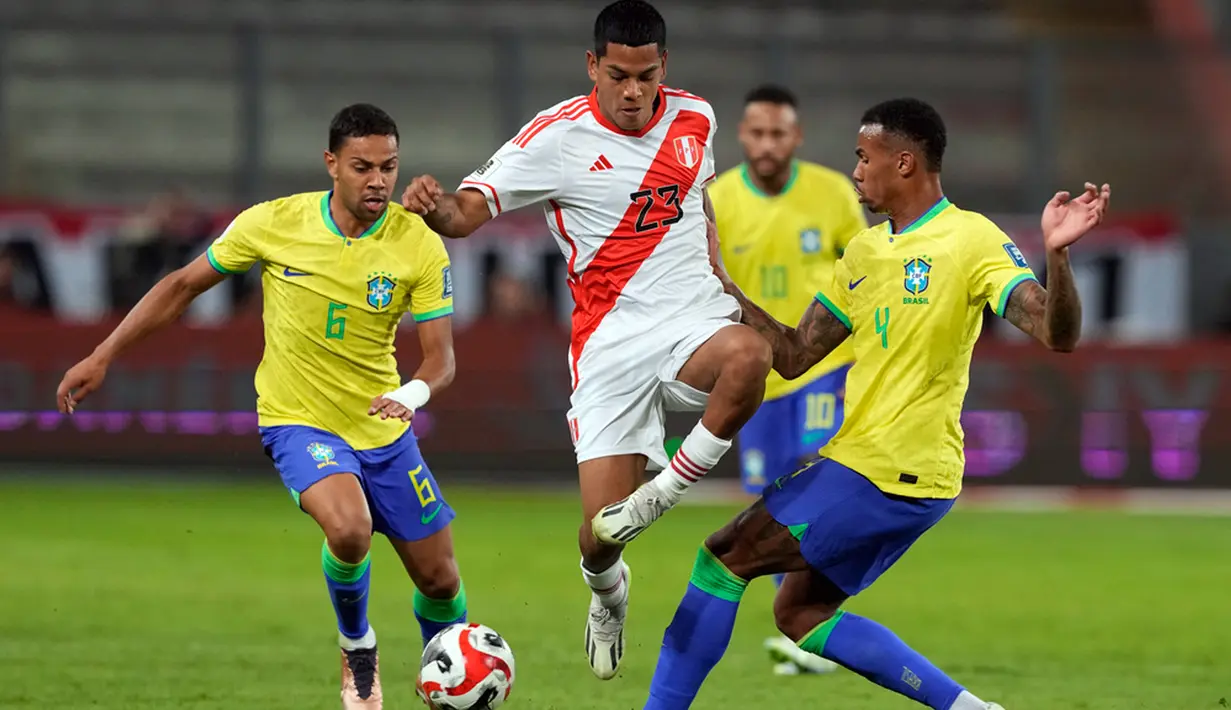 Brasil mendapatkan peluang beruntun untuk mencetak gol di pertengahan babak pertama. Peluang didapat Richarlison dan Bruno Guimaraes yang belum berbuah gol pembuka keunggulan. (AP Photo/Guadalupe Pardo)