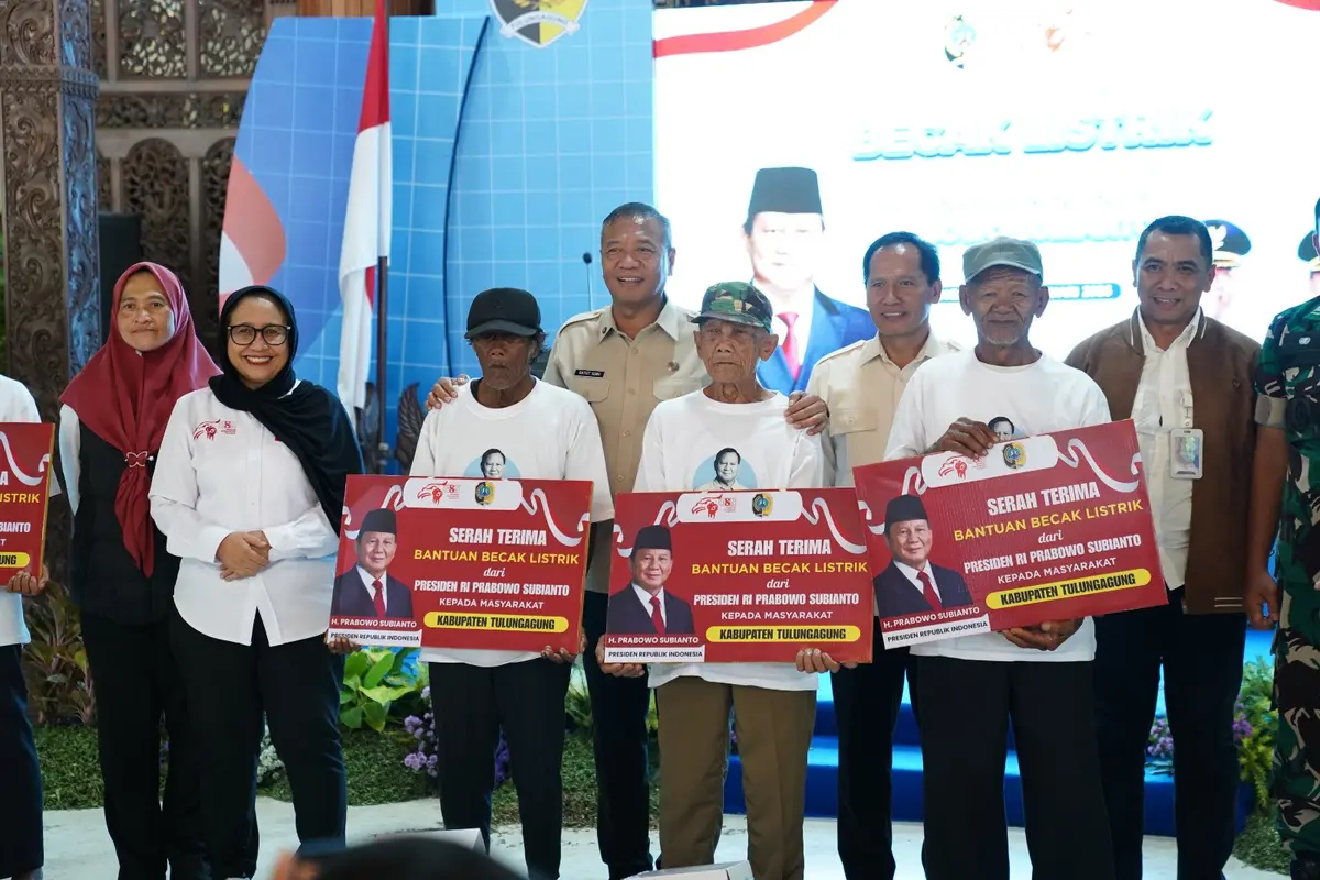 Kakek Suminto (80), penarik becak asal Desa Ketanon, Kecamatan Kedungwaru, Kabupaten Tulungagung, Jawa Timur, menerima bantuan becak listrik dari Presiden RI Prabowo Subianto, (Istimewa)