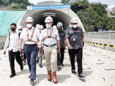 Menteri Koordinator Bidang Kemaritiman dan Investasi Luhut Binsar Panjaitan (tengah kiri) berjalan  bersama Duta Besar RRT Lu Kang (tengah kanan) saat meninjau Tunnel 6 proyek kereta cepat Jakarta-Bandung di Puwakarta, Jawa Barat, Rabu (30/3/2022). (Liputan6.com/Faizal Fanani)