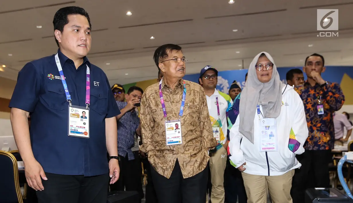 Wakil Presiden, Jusuf Kalla didampingi Ketua INASGOC, Erick Thohir saat meninjau Main Press Center (MPC) atau Media Center Asian Games di JCC, Jakarta, Selasa (14/8). (Liputan6.com/Fery Pradolo)