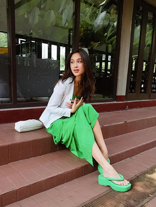<p>Untuk pilihan busana hijau, kamu dapat gunakan long dress seperti Yasmin Napper. Padukan dengan blazer untuk melengkapi outfitmu. [Instagram/yasminnapper]</p>