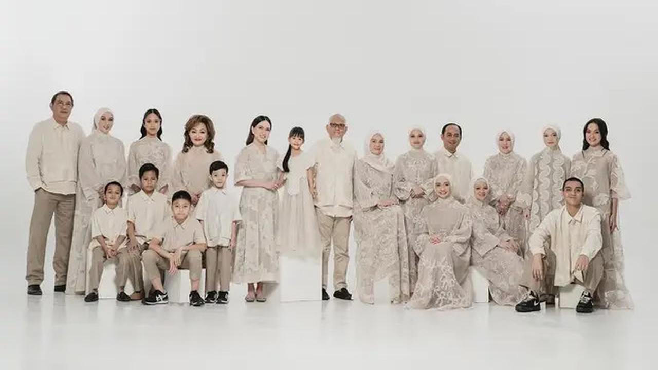 6 Pemotretan Shandy Aulia Bersama Keluarga Besar Muslim, Rukun di Tengah Perbedaan