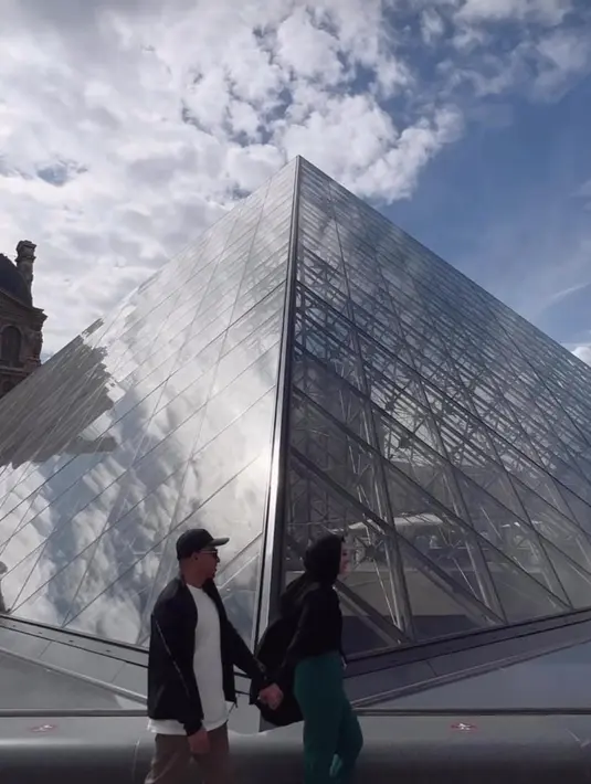 Setelah menikah, Poppy Bunga sering kali pergi ke luar negeri bersama suami. [foto: instagram/poppybungariphat]